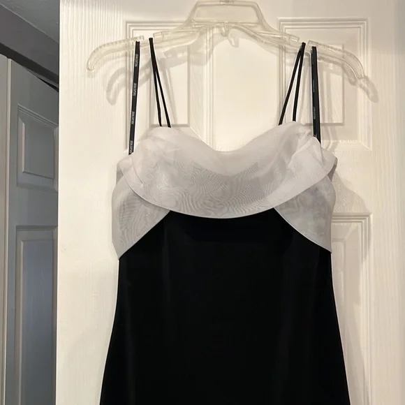 Night Way Collections. Beautiful long black evening dress. Size 8 never worn - Picture 3 of 15